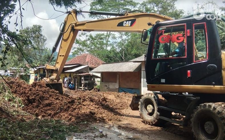 Jalur Piket Nol Longsor, Sempat Ganggu Lalin Lumajang – Malang