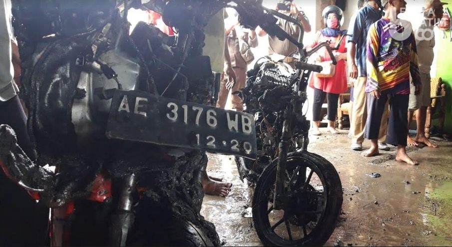 Ditinggal ke Sawah, Dua Motor Hangus Terbakar