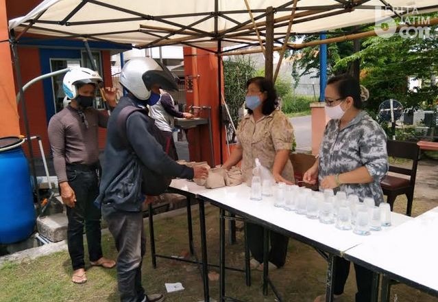Ringankan Beban Selama Pandemi Covid, Santoso Bagikan Nasi Gratis
