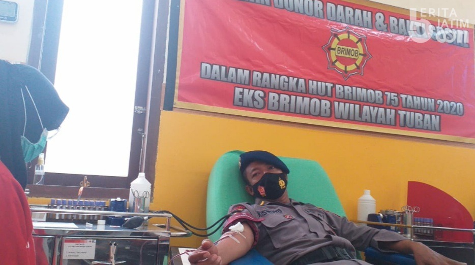 Anggota Eks Brimob Tuban Gelar Donor Darah dan Bagi-bagi Masker