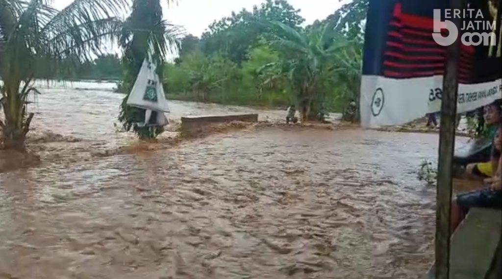 Banjir Bandang Terjang Pemukiman dan Kantor Desa di Tuban
