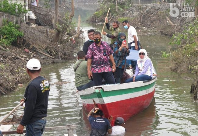 Yuk Lia Naik Perahu Sambangi Warga Desa Gebang