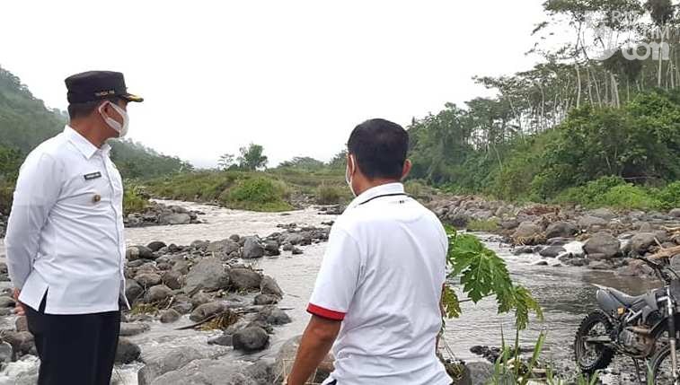 Jalan Khusus Tambang Pasir Terputus di Aliran Sungai Semeru