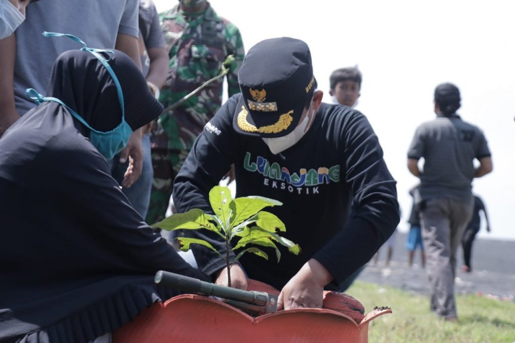 Cak Thoriq Penghijauan di Pantai Watu Pecak Lumajang