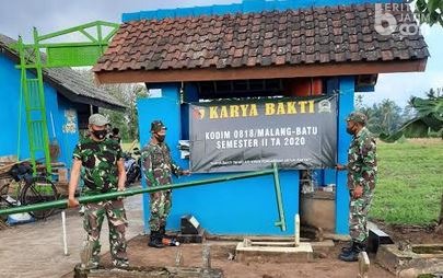 Koramil Sumberpucung Karya Bhakti Pasang Lampu Jalan Desa Trenyang