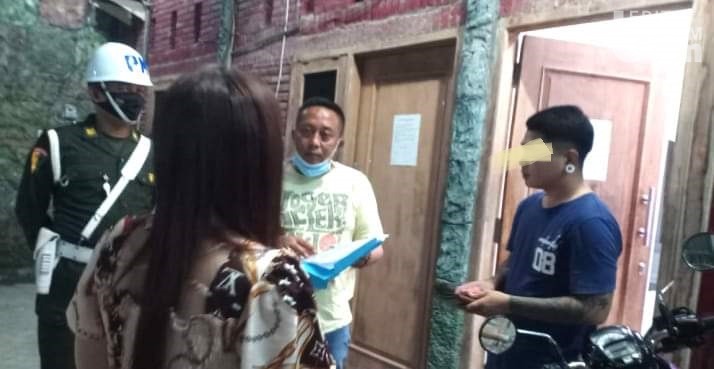 Razia Kost, Petugas Temukan Kondom dan Amankan Dua Pasangan Mesum