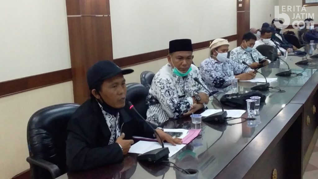 Tukang Kebun Sekolah Menangis Saat Dimutasi untuk Bantu Bidang Kesiswaan