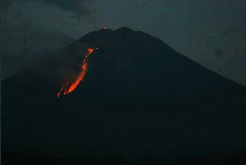 Keluarkan Lava Pijar, Balai Besar TNBTS Tutup Jalur Pendakian Gunung Semeru