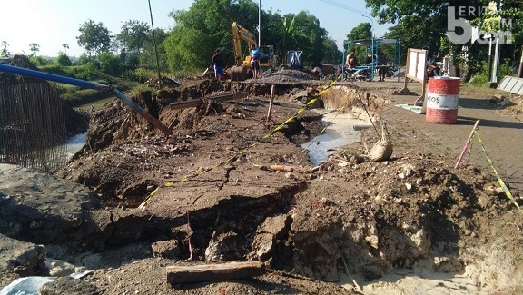 Bahu Jalan Longsor, Satu Rumah di Kecamatan Kanor Terancam