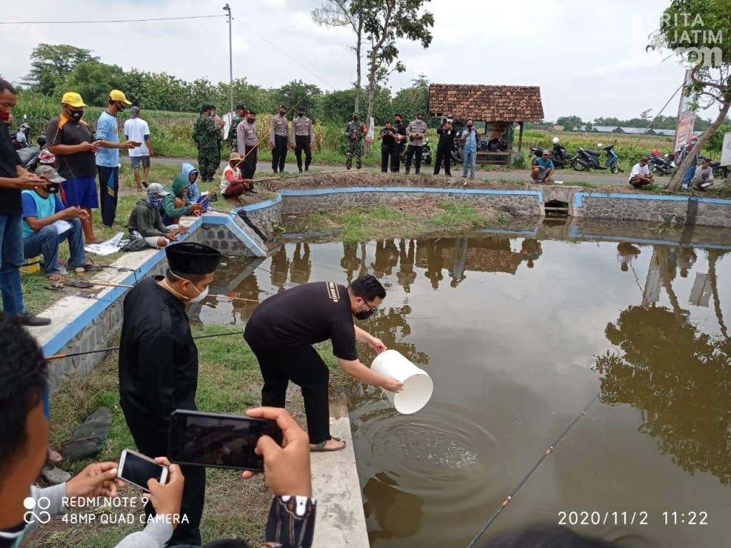 Lepas 1000 Benih Ikan Nila ke Sungai, Mas Dhito Berharap Setelah Besar dapat Dikonsumsi Warga