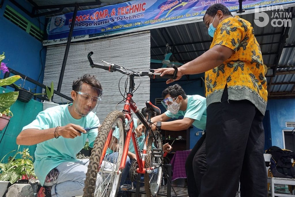Marak Lagi Pehobi Sepeda, Pemkot Latih 50 Pemuda Kota Kediri Jadi Montir Sepeda Ontel