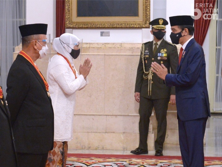 Presiden Jokowi Anugerahkan Bintang Mahaputera Utama kepada Gubernur Khofifah