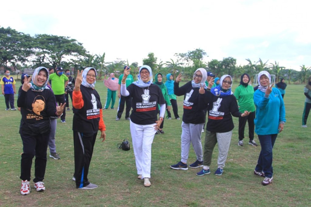 Gus Muhdlor-Subandi Senam Pagi Bersama Muslimat NU di Lapangan Bluru