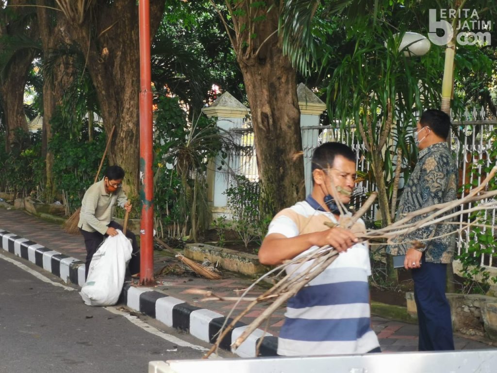 Resik-resik Paseban Alun-Alun Sidoarjo, Cak Hud: Warga Biar Merasa Nyaman