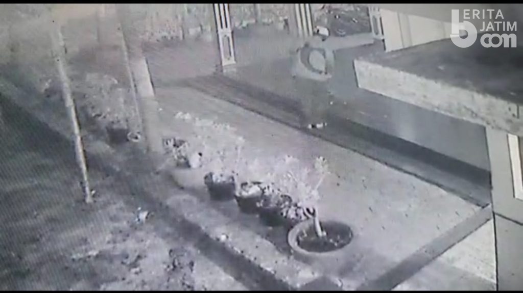 Gunakan Pistol, Pencurian Uang Kotak Amal Mushola di Mojokerto Terekam Kamera CCTV