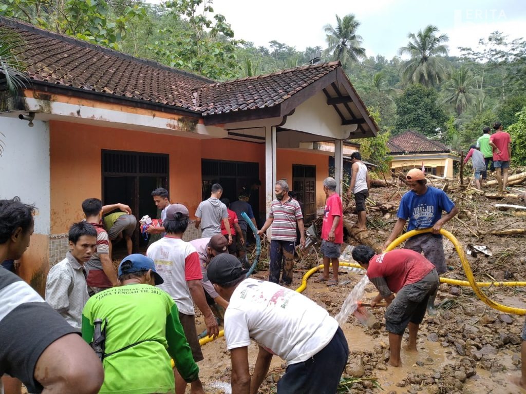 Lima Orang Tewas Tertimbun Longsor