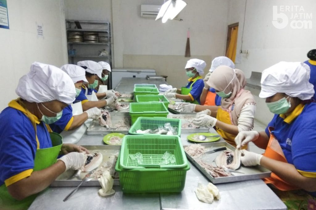 Begini UKM Bandeng Mentari Gresik Mitra Binaan SIG Bertahan di Tengah Pandemi