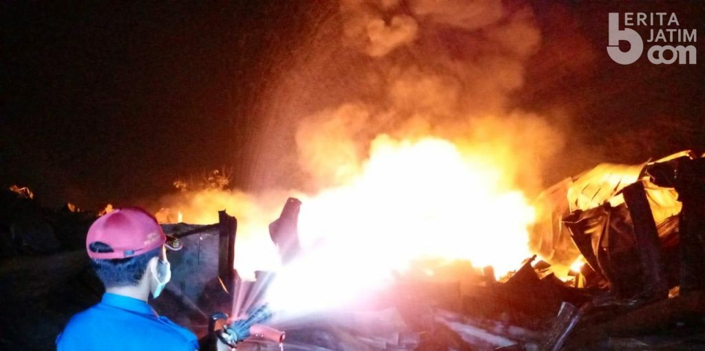 Pabrik Plastik di Mojokerto Terbakar