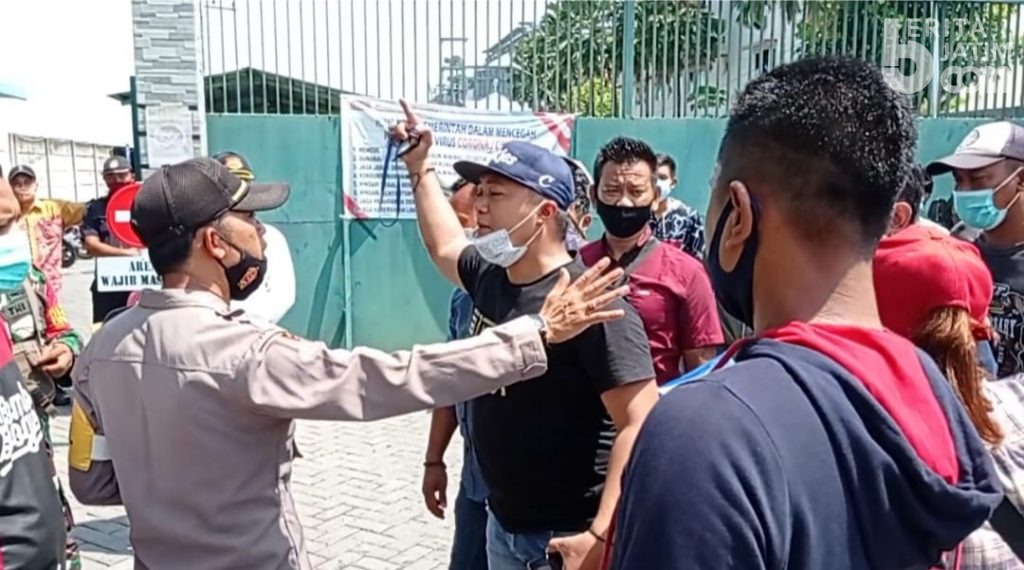 Tuntut Dana Kompensasi, Warga di Mojokerto Demo Pabrik Karton Box Ricuh