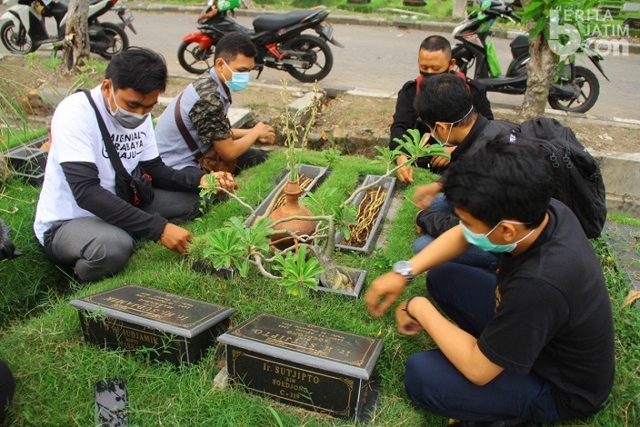 Millennials Maju Nyekar ke Makam Pak Tjip