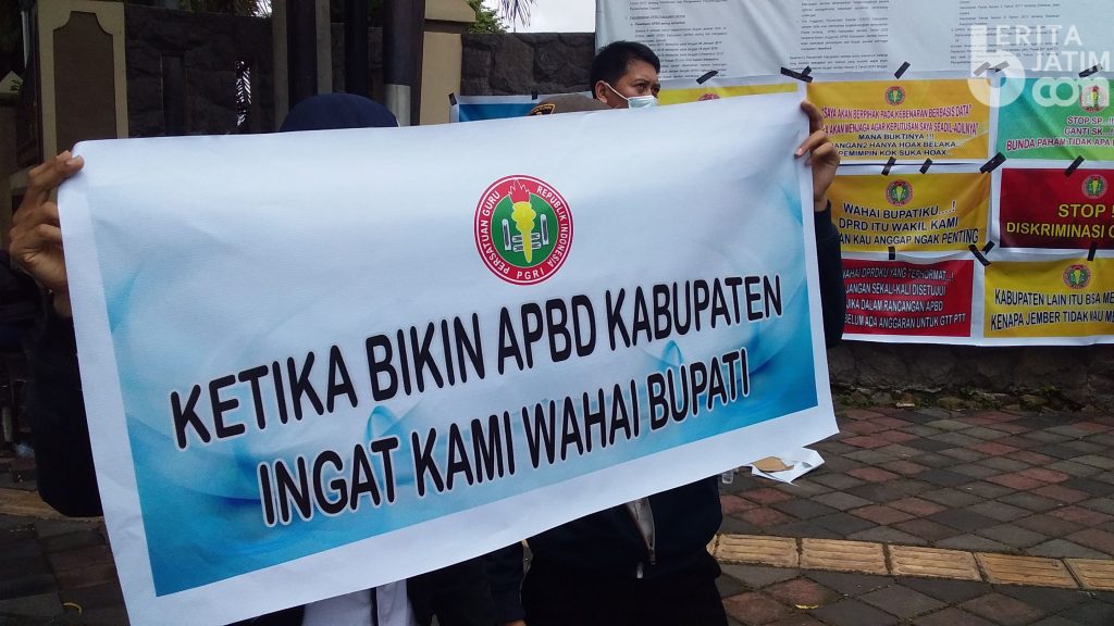Puluhan Guru Honorer Demo di Depan Gedung DPRD Jember