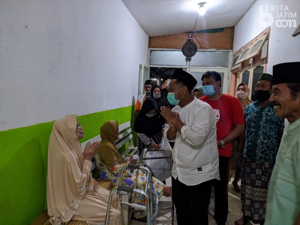 Didampingi Ketua DPC PDIP Gresik, Paslon NIAT Sambangi Pantai Jompo