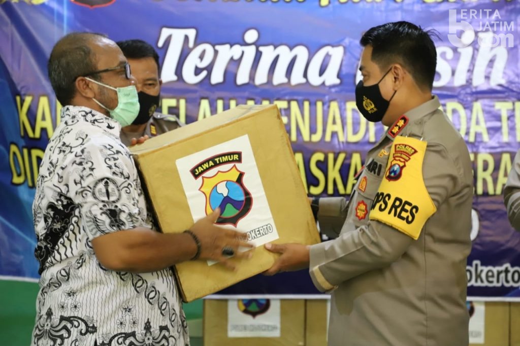 Beri Kejutan di Hari Guru, Kapolres Mojokerto Ingatkan Protokol Kesehatan