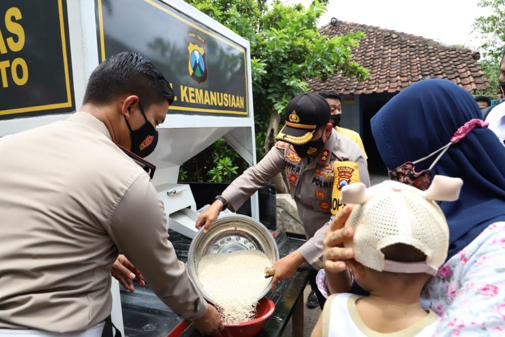 Di Tengah Pandemi, Mobil Kemanusiaan Polres Mojokerto Bagikan Beras 1 Ton