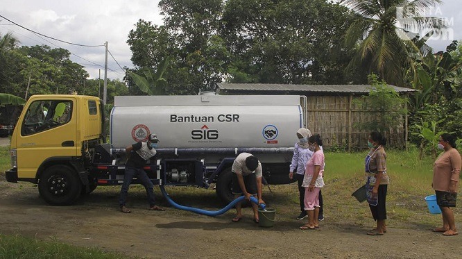 SIG Bantu Mobil Tangki Air dan Alat Pemanen Padi Senilai Rp 730 Juta