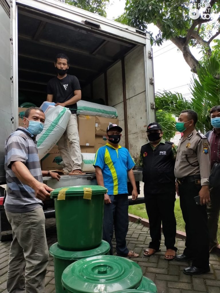 Polisi Kawal Pendistribusian APD Pilkada Gresik