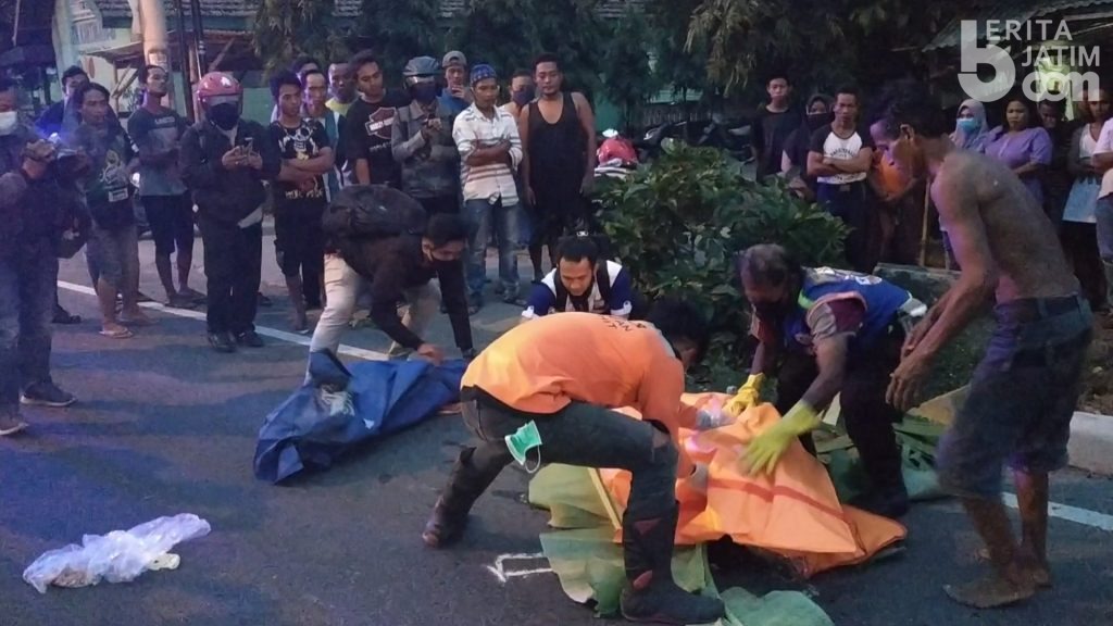 Hendak Menyalip dari Kiri, Ibu-Anak Tertabrak Truk Muatan Tetes Tebu di Mojokerto