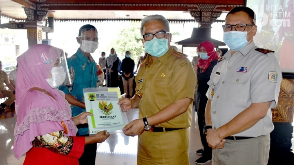 Pemkab Mojokerto Serahkan 1.500 Sertifikat Tanah