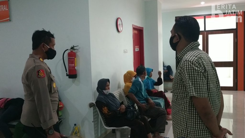 Dibacok Orang Tak Dikenal, Pasutri di Mojokerto Jalani Operasi