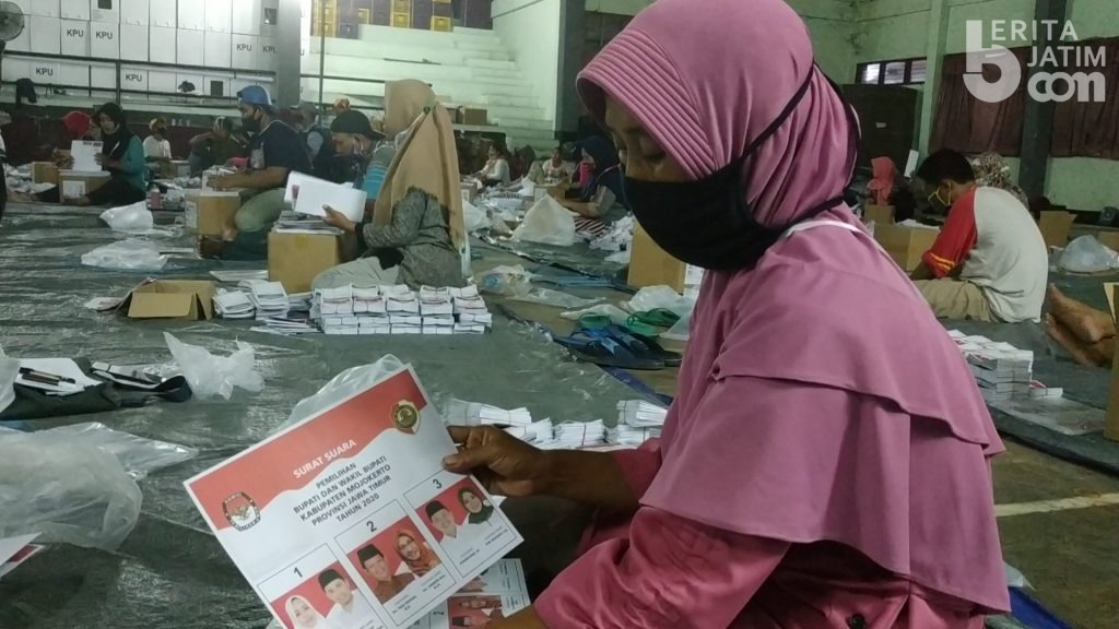 KPU Kabupaten Mojokerto Sortir dan Lipat Surat Suara