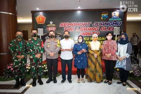 Kapolda Jatim Lepas Pangdam V Brawijaya Penuh Rasa Haru