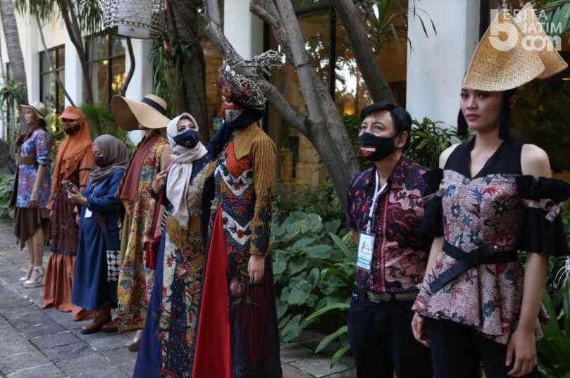Padukan Batik Pamekasan, Lia Afif Luncurkan Baju Muslim Berkonsep Cakradahana