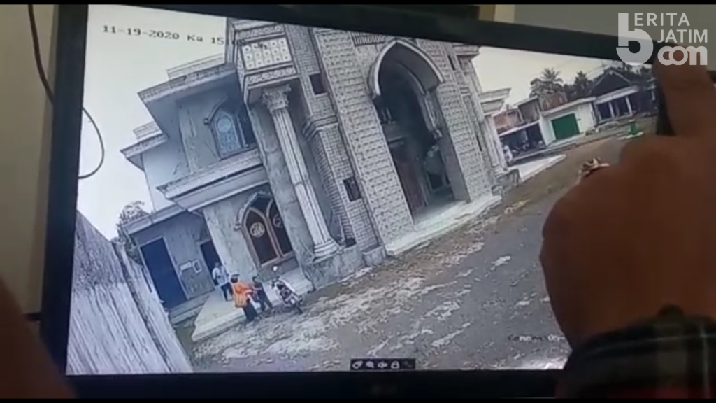 Terekam CCTV, Diduga Satu Keluarga Curi Uang Kotak Amal Masjid