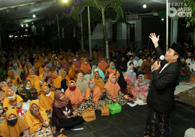 Jemaah Antusias Ikuti Tausiah M Qosim