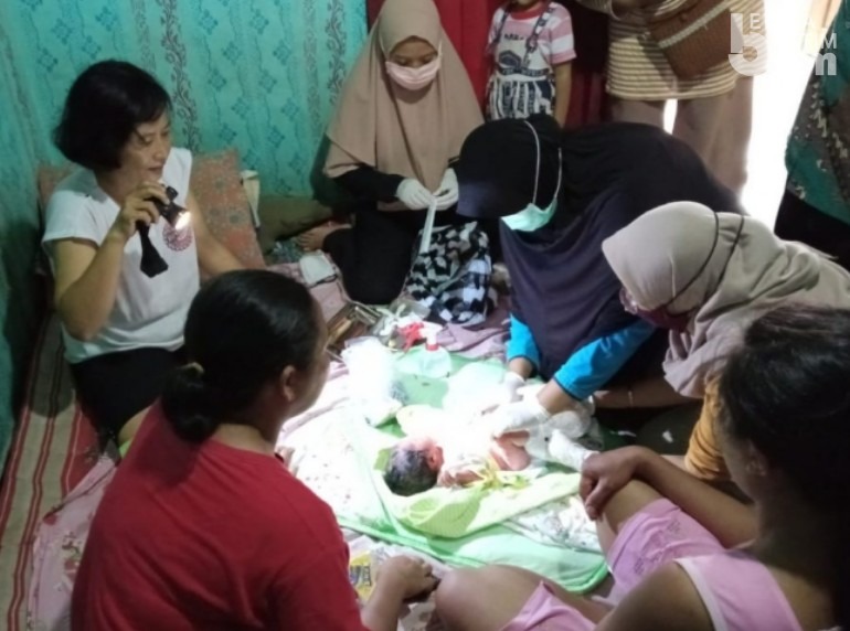 Dikira Suara Kucing, Ternyata Bayi Baru Lahir Dibuang di Kebun