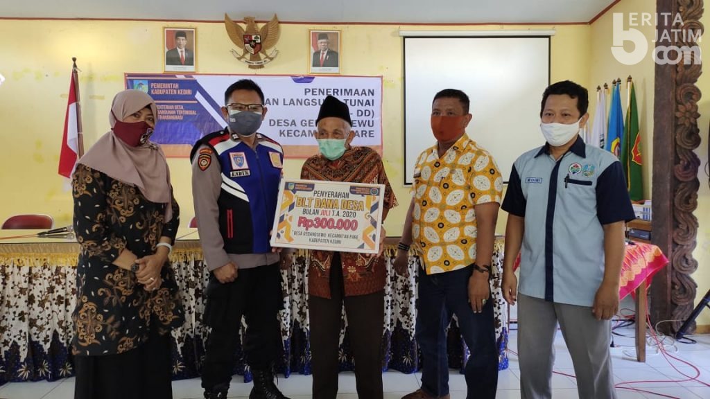 Pemerintah Desa Gedangsewu dan Desa Pelem Salurkan BLT-DD