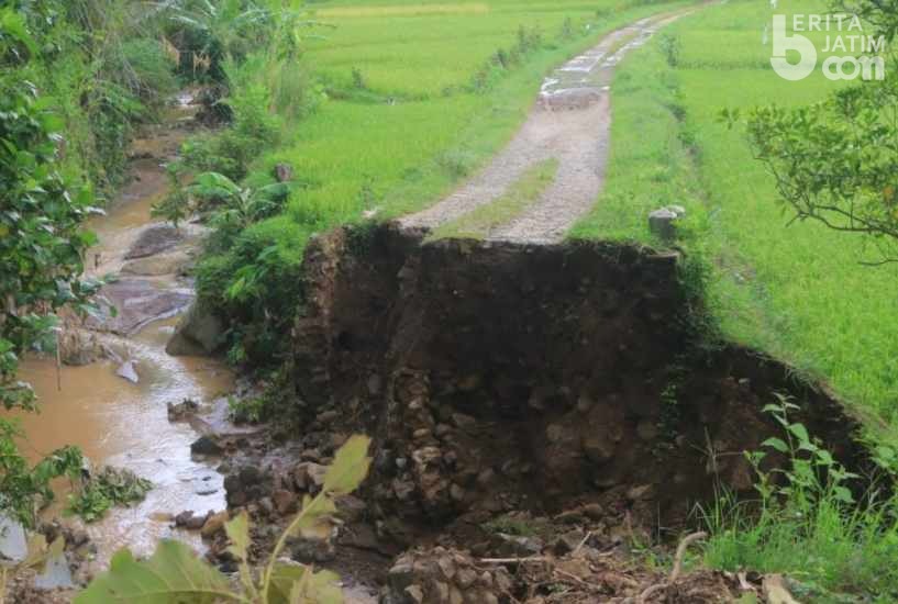 Hujan Sepanjang Malam, Jembatan Hubungkan 2 Desa di Ponorogo Putus