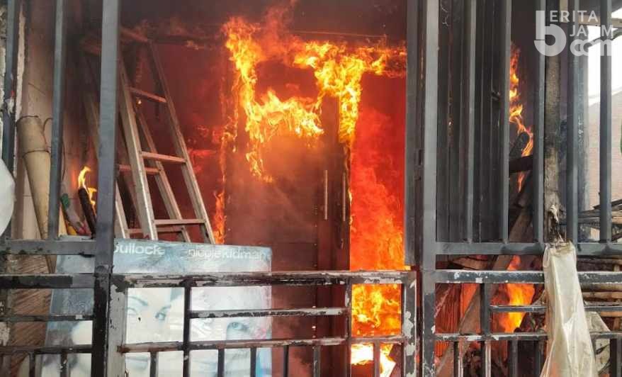 Kupas Singkong, Lantai Dua Rumah di Patemon Surabaya Terbakar