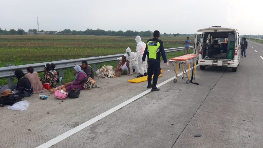 Isuzu Elf Sarat Penumpang Terguling di Tol Jombang, 1 Tewas, 7 Terluka