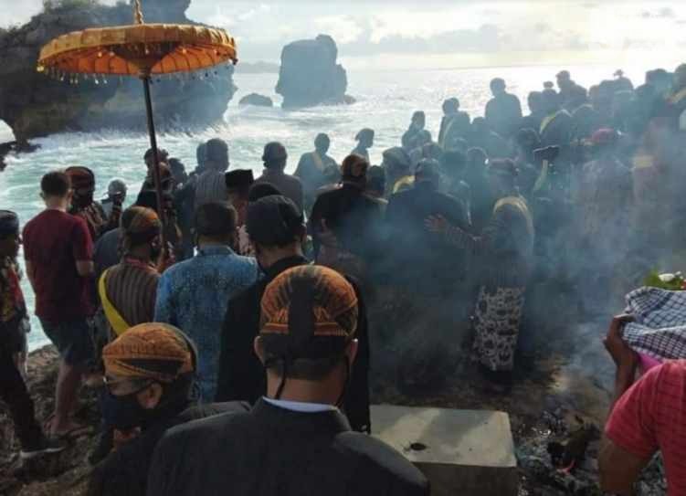 Sedekah Laut Pantai Ngliyep Malang di Tengah Pandemi Korona