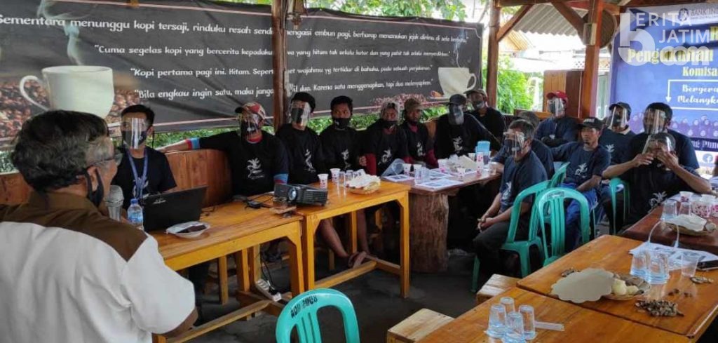 Mahasiswa GENBI Latih Petani Kopi Lereng Kelud Kediri