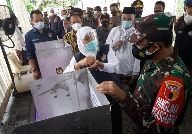 Gubernur Khofifah Temukan TPS di Gresik yang Kurang Ramah Terhadap Penyandang Disabilitas