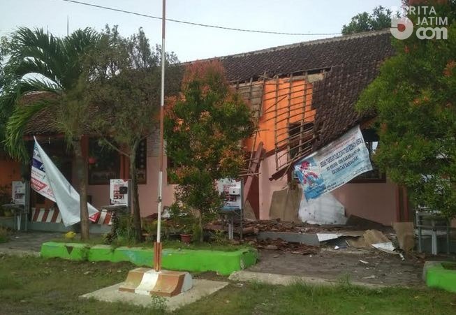Atap Gedung SDN Karangsono 04 di Jember Ambruk