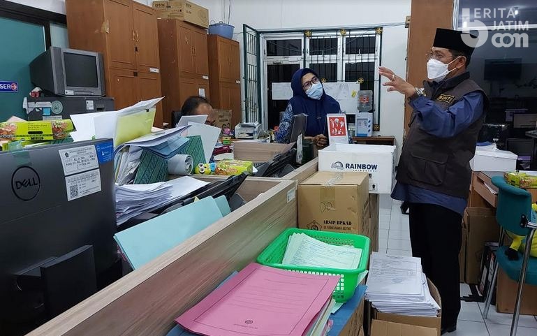 Kerja Lembur, Pj Bupati Hudiyono Beri Semangat dan Motivasi Staf Kantor BPKAD