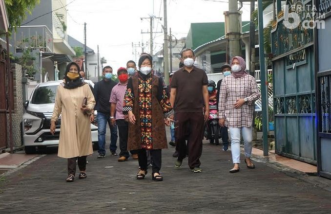 Risma Gunakan Hak Pilih Bersama Keluarga di Pilwali Surabaya