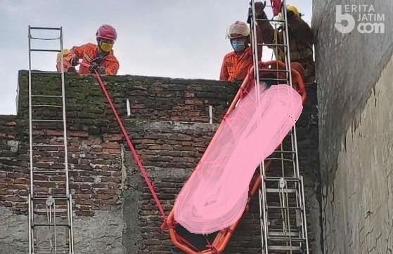 3 Jam di Atap Rumah, Lelaki Ini Ternyata Meninggal